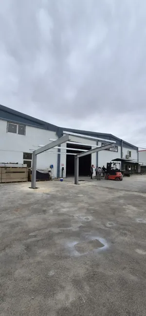 Atölye önünde carport çelik konstrüksiyon montajı