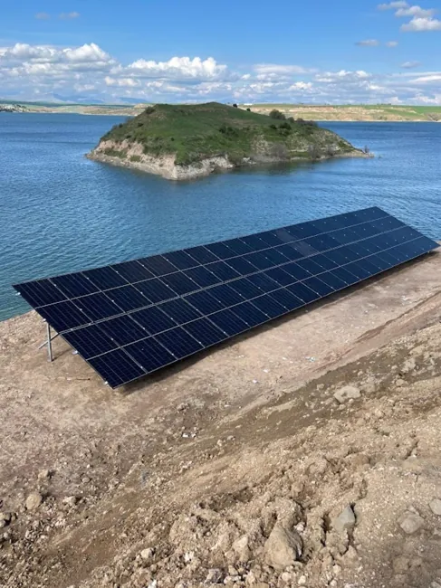 Su kıyısında güneş enerji uygulaması