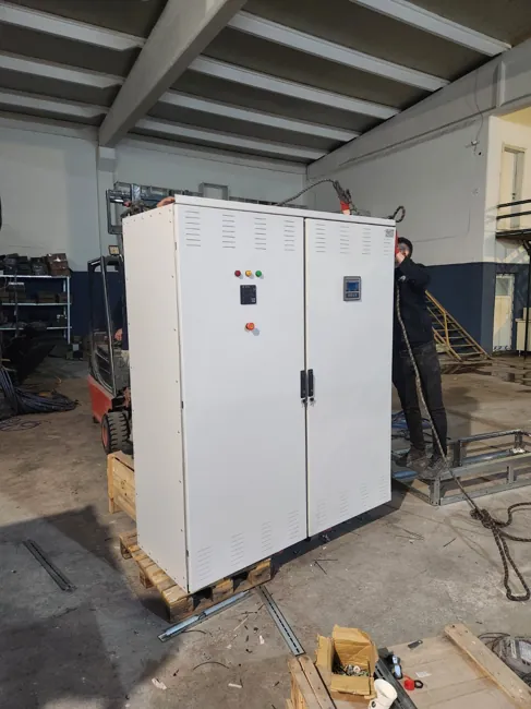 Atölyede elektrik panosu üretimi